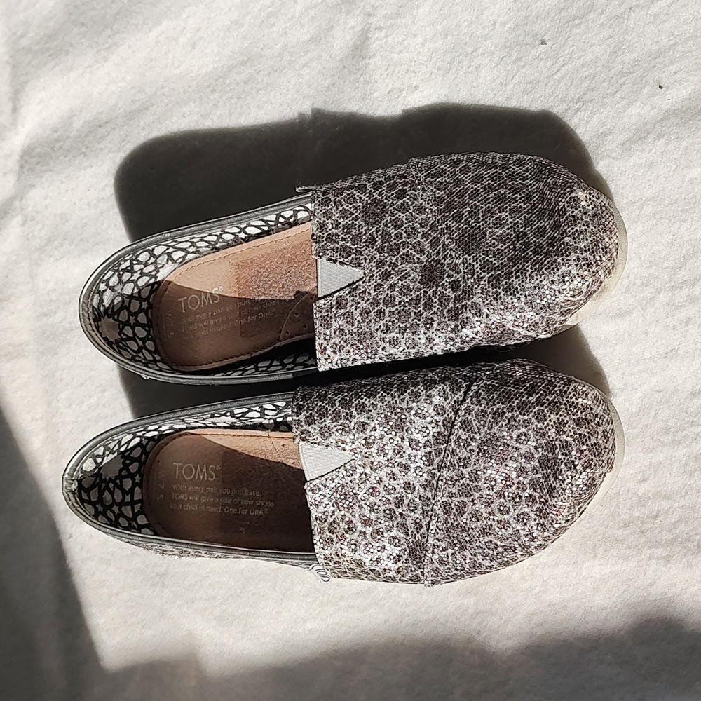 Toms Shoes Women’s Size 7.5 Silver Black Polka Dot Glitter Shimmer Sparkle Flats